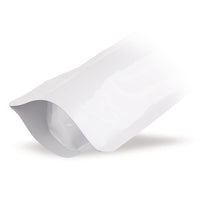 Sachet doypack blanc — détail du matériau axé sur l'épaisseur du film et la qualité de finition